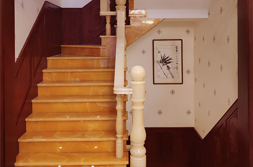 原阳中式别墅室内汉白玉石楼梯的定制安装装饰效果